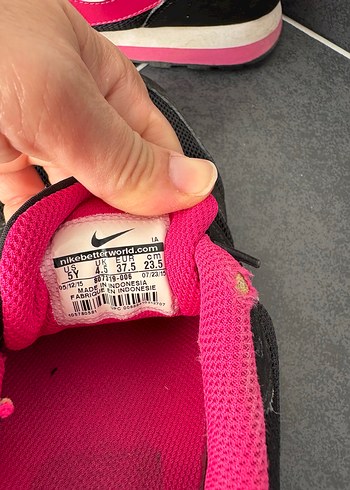 Nike Kadın Siyah-Fuşya Bağcıklı Spor Ayakkabı
