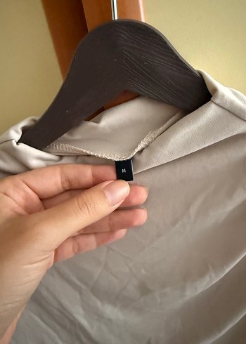 Bej Drapeli Yüksek Yakalı Kadın Bluz - Görsel 3