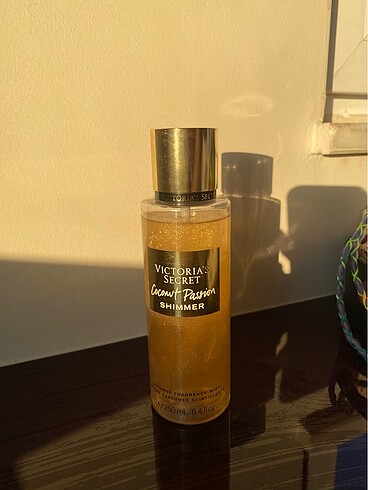 Victoria?s Secret Coconut Passion Işıltılı Vücut Spreyi