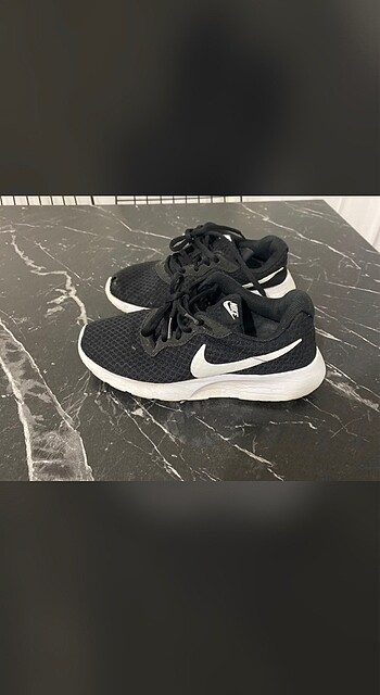 Siyah Nike