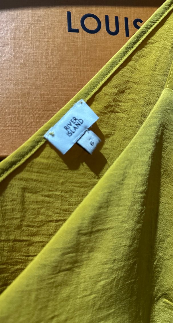 Sarı Düğmeli V Yaka Kadın Atlet - Görsel 3