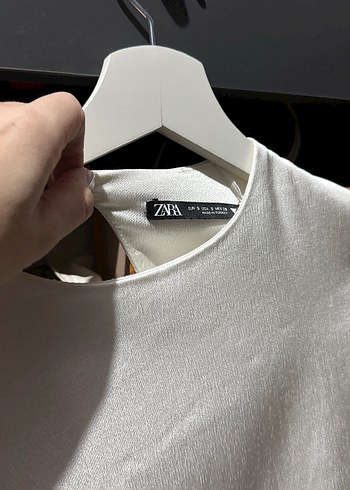 Sırtı komple açık ZARA saten crop bluz - Görsel 2