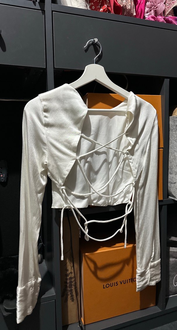 Sırtı komple açık ZARA saten crop bluz - Görsel 3