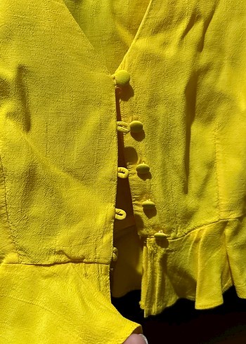 Sarı Düğmeli V Yakalı Kadın Bluz - Görsel 2