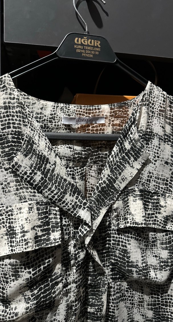 Gri Yılan Desenli V Yakalı Kadın Gömlek - Görsel 2