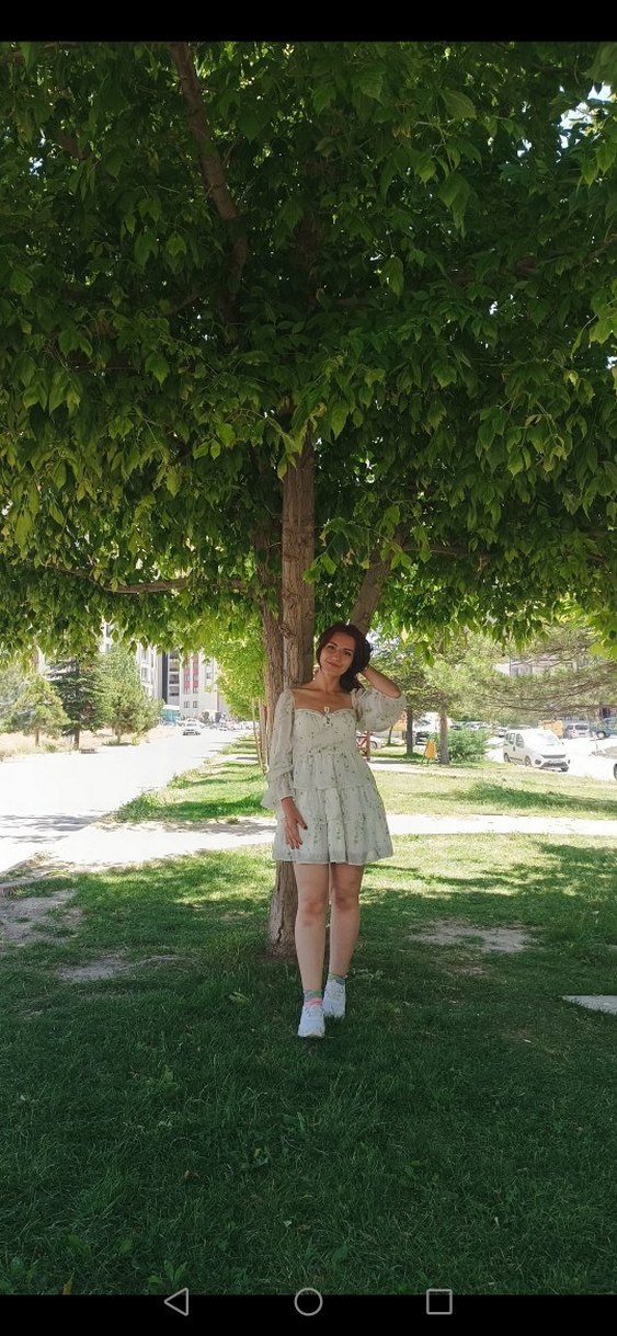 Beyaz balon kollu kat kat çiçekli elbise - Görsel 3