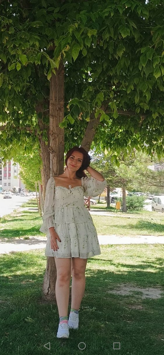 Beyaz balon kollu kat kat çiçekli elbise - Görsel 2