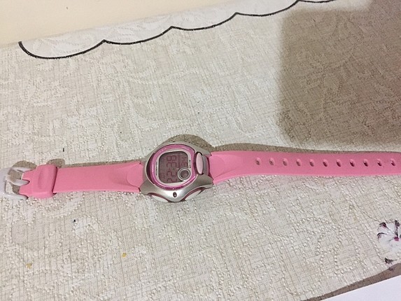 Pembe renk saat.