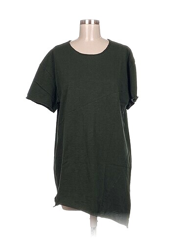 Bershka T-shirt %70 İndirimli.