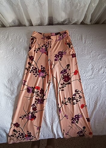 Çiçek desenli yazlık pantolon 