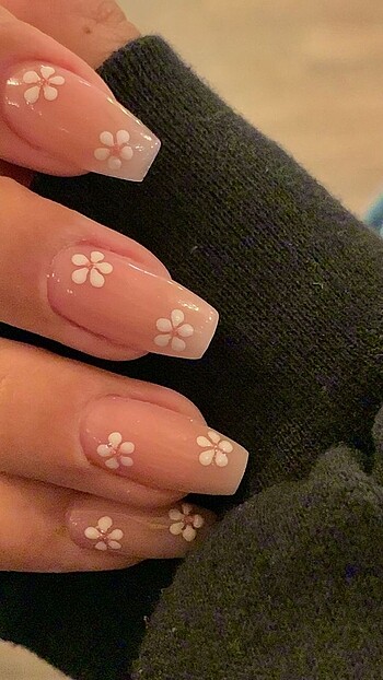 Takma tırnak nail art papatya