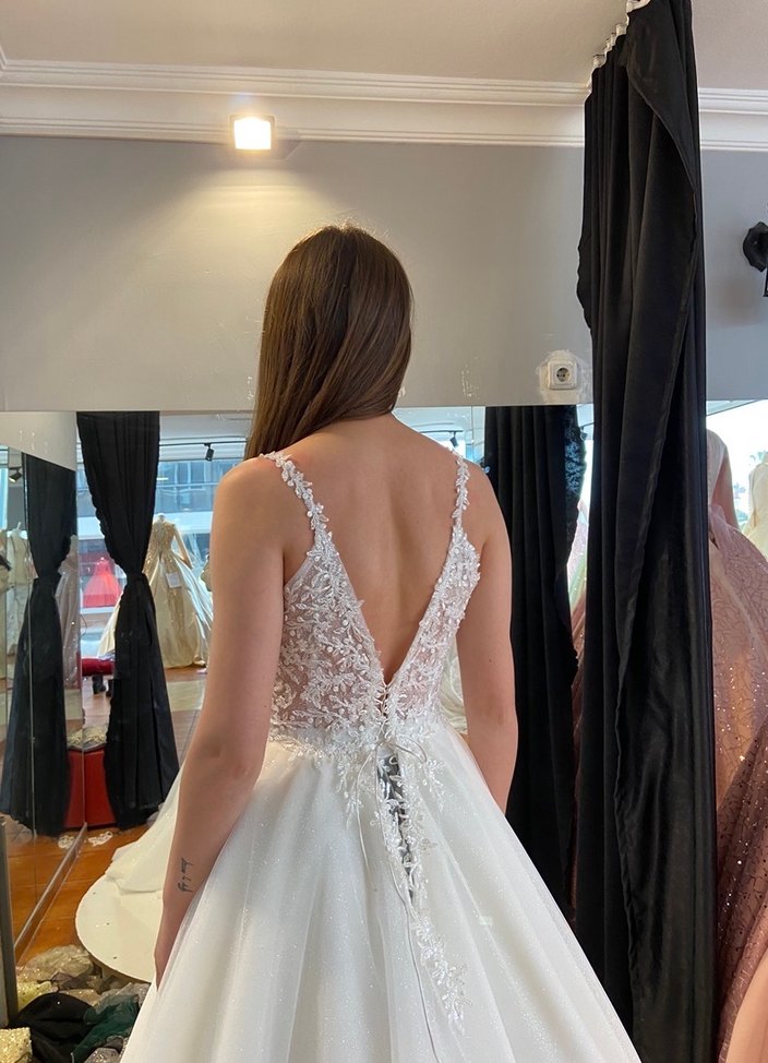 V Yakalı Beyaz A Kesim Gelinlik - Görsel 3