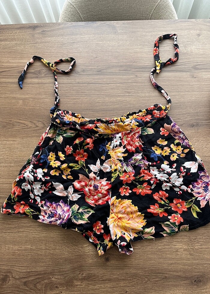 Stradivarius çiçekli şort - Görsel 2