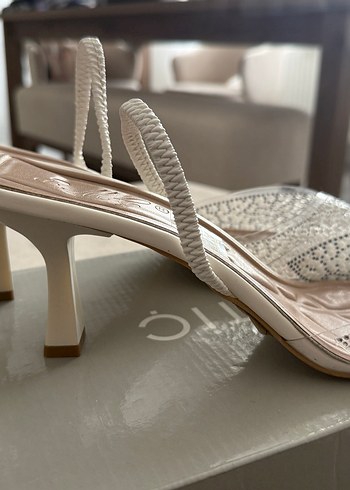 Beyaz Dantel Detaylı İnce Topuklu Kadın Ayakkabı - Görsel 3