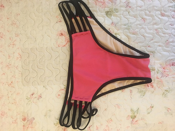 Pembe ipli bikini altı
