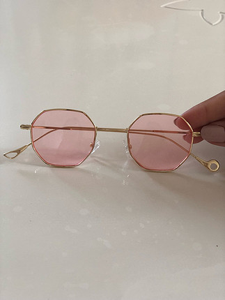 Pembe metal çerçeveli gözlük