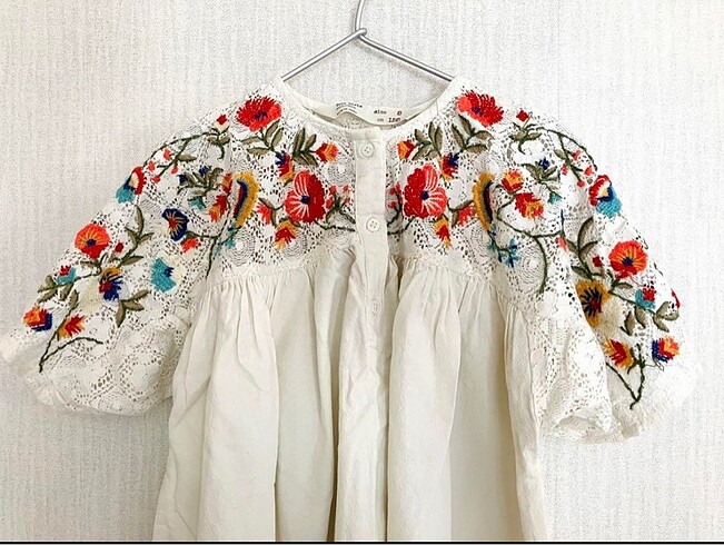 Zara Zara nakışlı güpürlü elbise