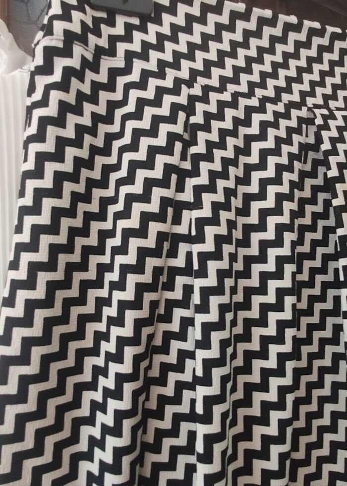 siyah beyaz  desenli etek bluz dahil değil - Görsel 4