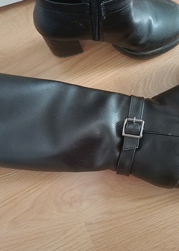 Kemer Detaylı Siyah Deri Biker Dizüstü Bot - Ana görsel