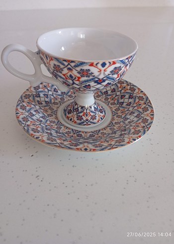 Renkli Desenli Porselen Fincan ve Tabak