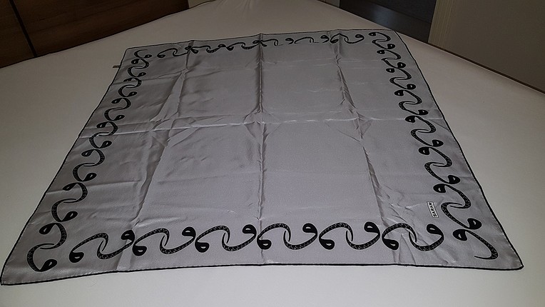 SARAR marka tiwil ipek eşarp. 