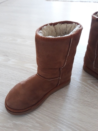 kisa ugg bot