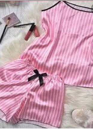 Pembe saten gecelik