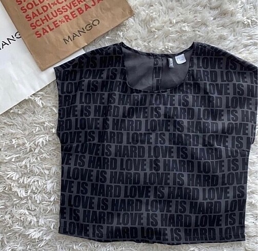 H&M Love is Hard Bluz