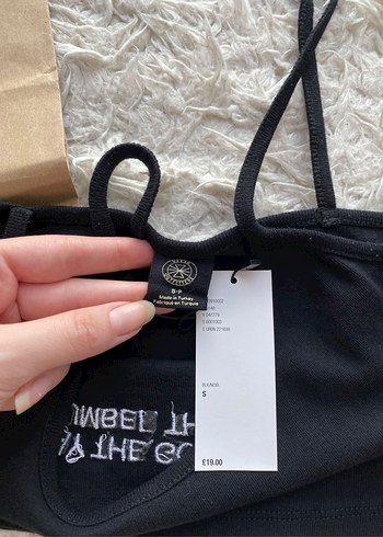 Urban Outfitters Siyah Baskılı İnce Askılı Crop Top - Görsel 4