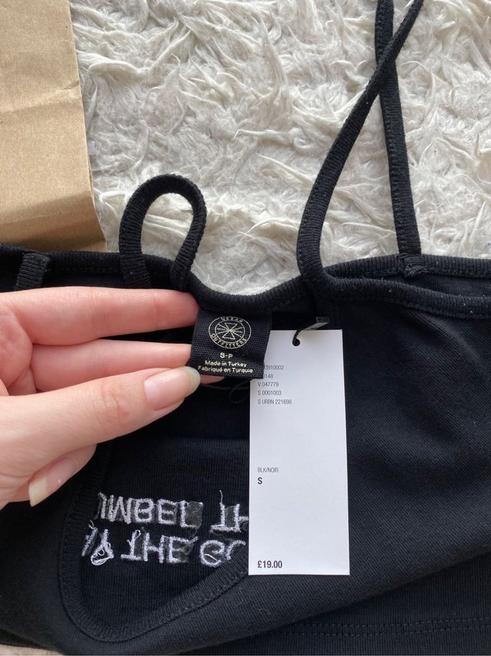 Urban Outfitters Siyah Baskılı İnce Askılı Crop Top - Görsel 4