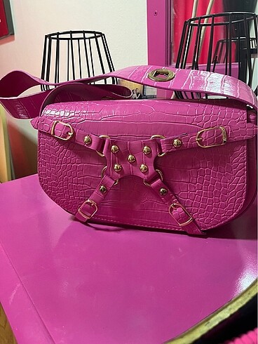 Pembe askılı çanta