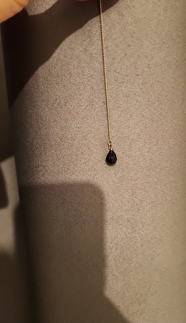 Zincir Sallantılı Gold (Siyah Taşlı) Tek Küpe - Görsel 3