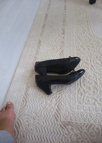 Siyah Parlak Tokalı Kadın Klasik Topuklu Ayakkabı - Görsel 3