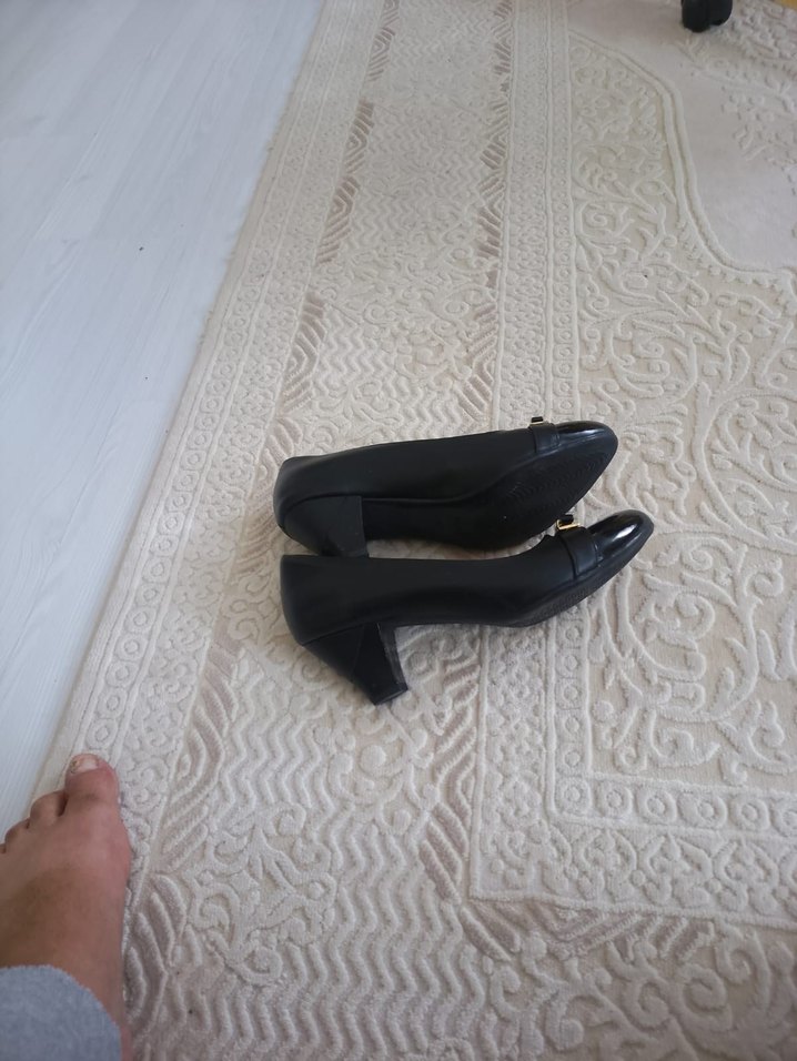 Siyah Parlak Tokalı Kadın Klasik Topuklu Ayakkabı - Görsel 3