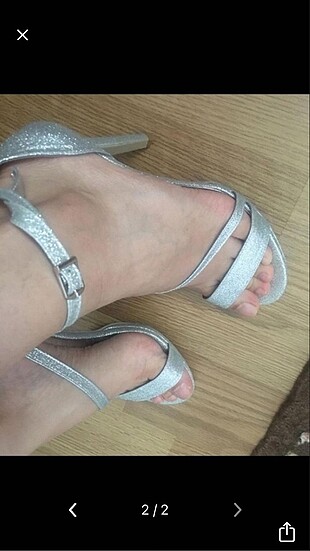 Gümüş simli topuklu ayakkabı