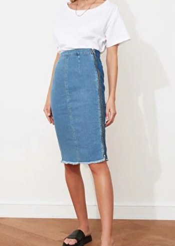 Beyaz Salaş Tişört ve Midi Kot Etek Kombini - Görsel 3