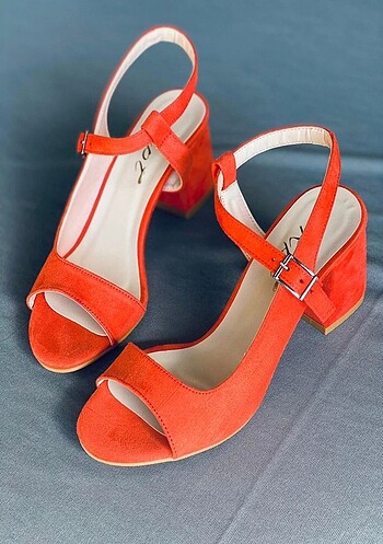 turuncu süet topuklu ayakkabı