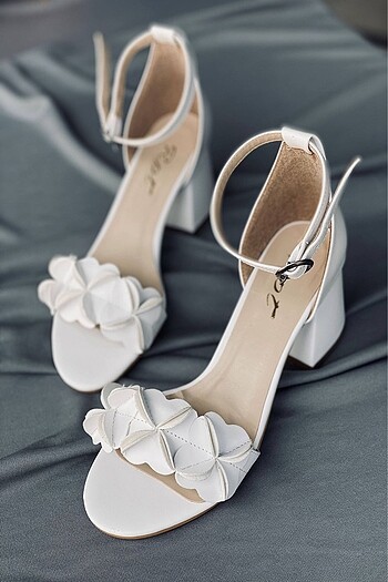 beyaz topuklu ayakkabı