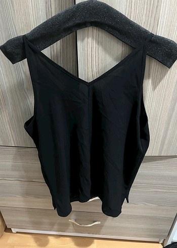 Siyah V Yaka Mini Kadın Atlet - Görsel 2