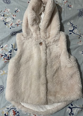 Kız Çocuk Beyaz Kürklü Kapüşonlu Yelek - Görsel 2