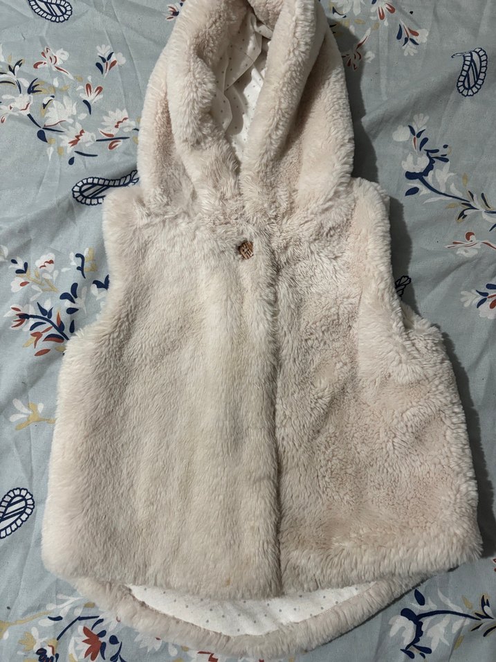Kız Çocuk Beyaz Kürklü Kapüşonlu Yelek - Görsel 2