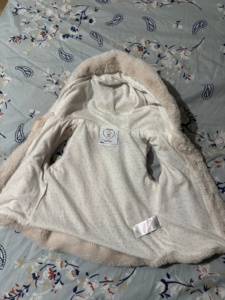 Kız Çocuk Beyaz Kürklü Kapüşonlu Yelek - Görsel 3