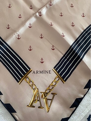 Armine Eşarp