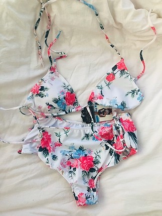 Çiçek desenli beyaz ipli bikini takımı