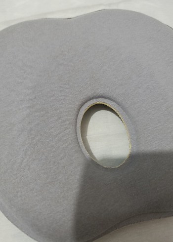 Siyah Yastık Kılıfı ve Gri Destek Yastığı - Görsel 3