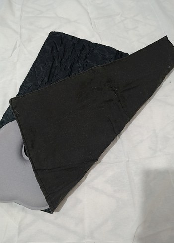 Siyah Yastık Kılıfı ve Gri Destek Yastığı - Görsel 2