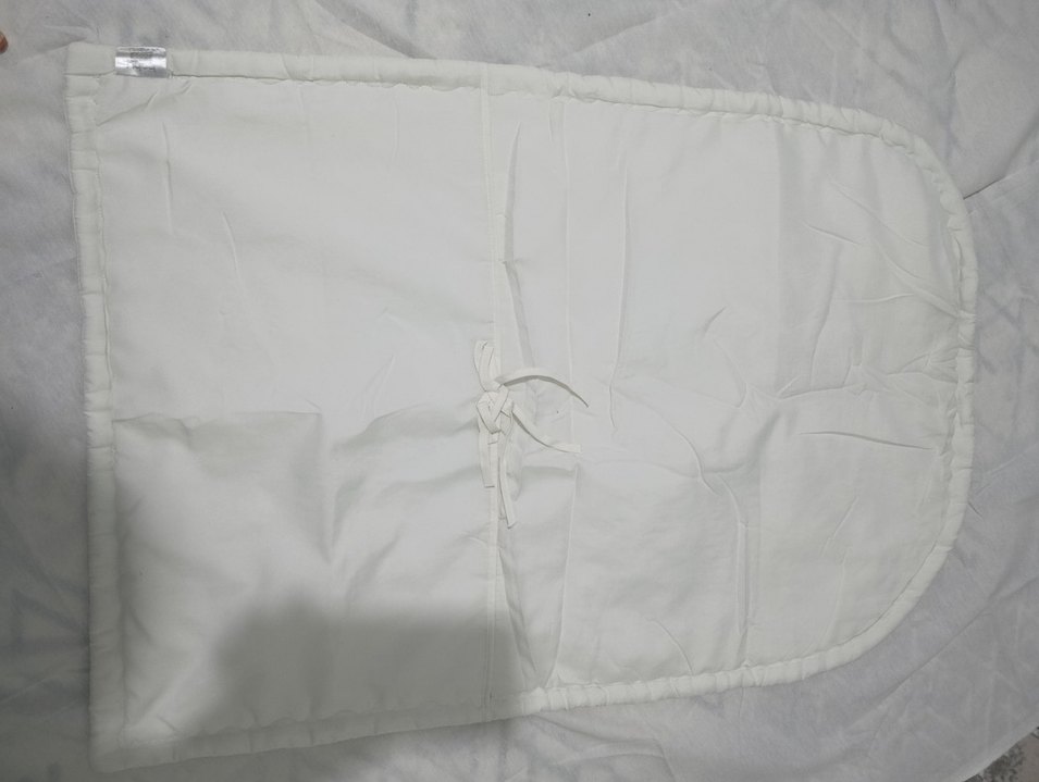 Siyah Yastık Kılıfı ve Gri Destek Yastığı - Görsel 4