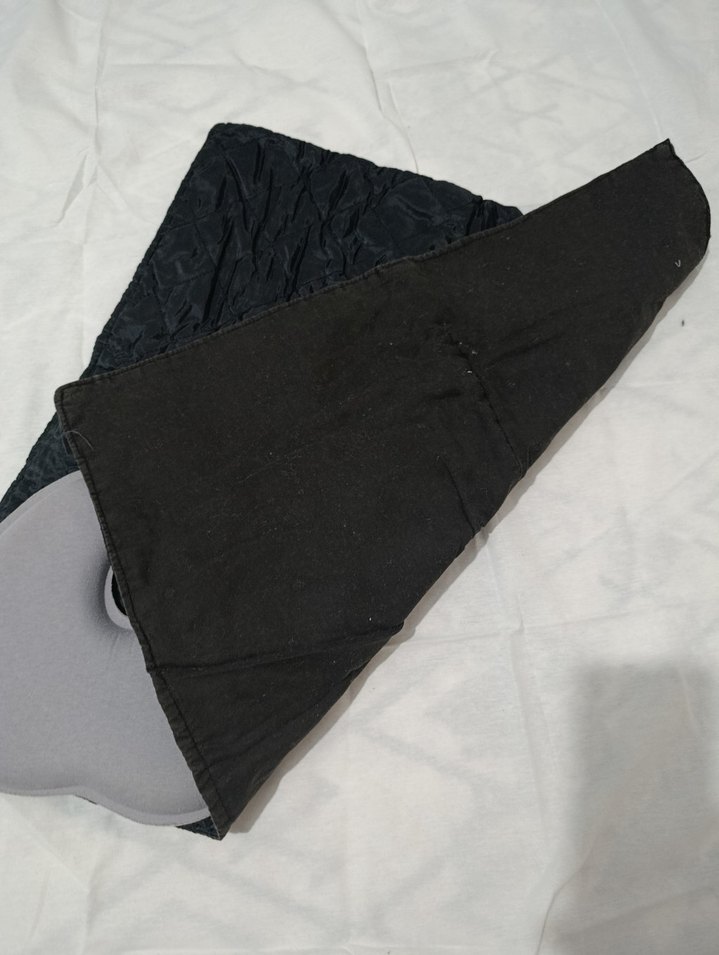 Siyah Yastık Kılıfı ve Gri Destek Yastığı - Görsel 2