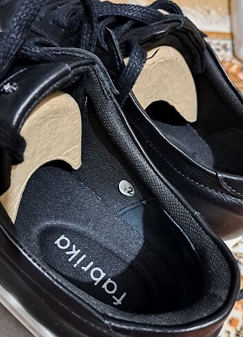 42 Beden siyah Renk Fabrika marka 1 kez giyilmiş deri sneaker