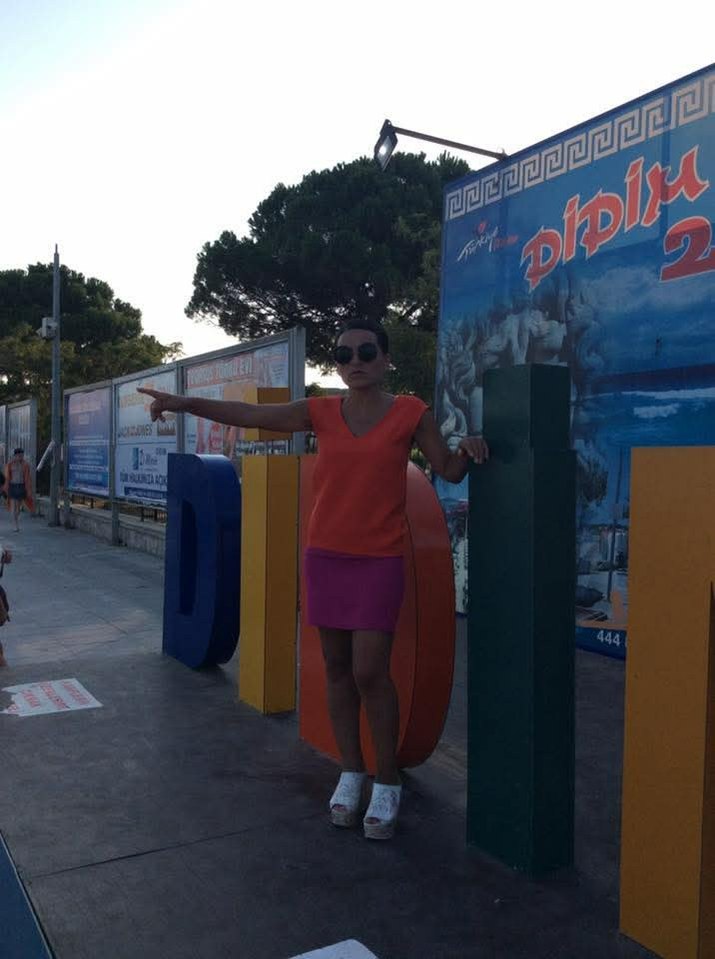 V Yaka Kolsuz Renkli Kadın Elbise - Görsel 2